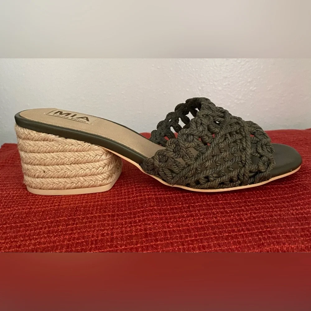 NWT....MIA Women's Limited Edition khaki Espadrille Sandals